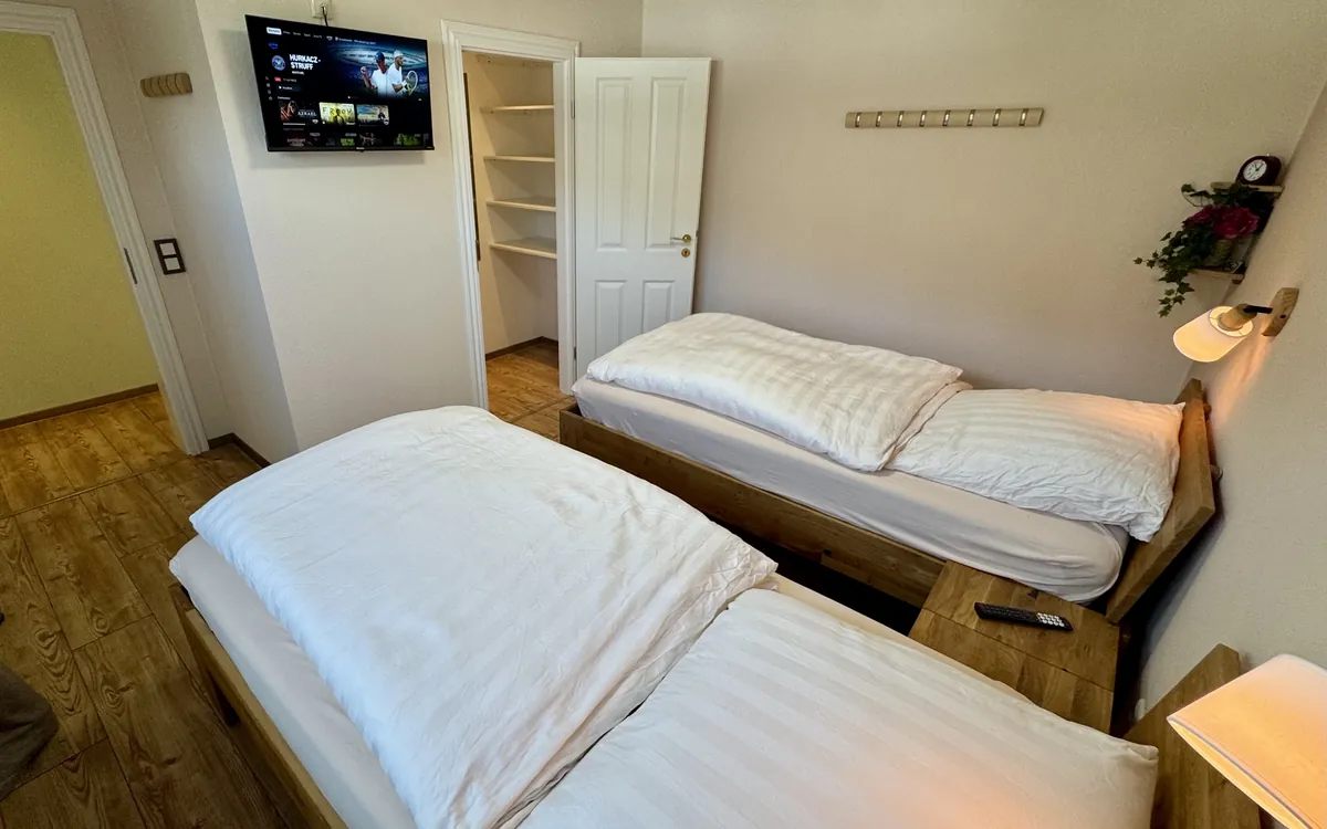 Wandschrank und Smart-TV im großen Schlafzimmer