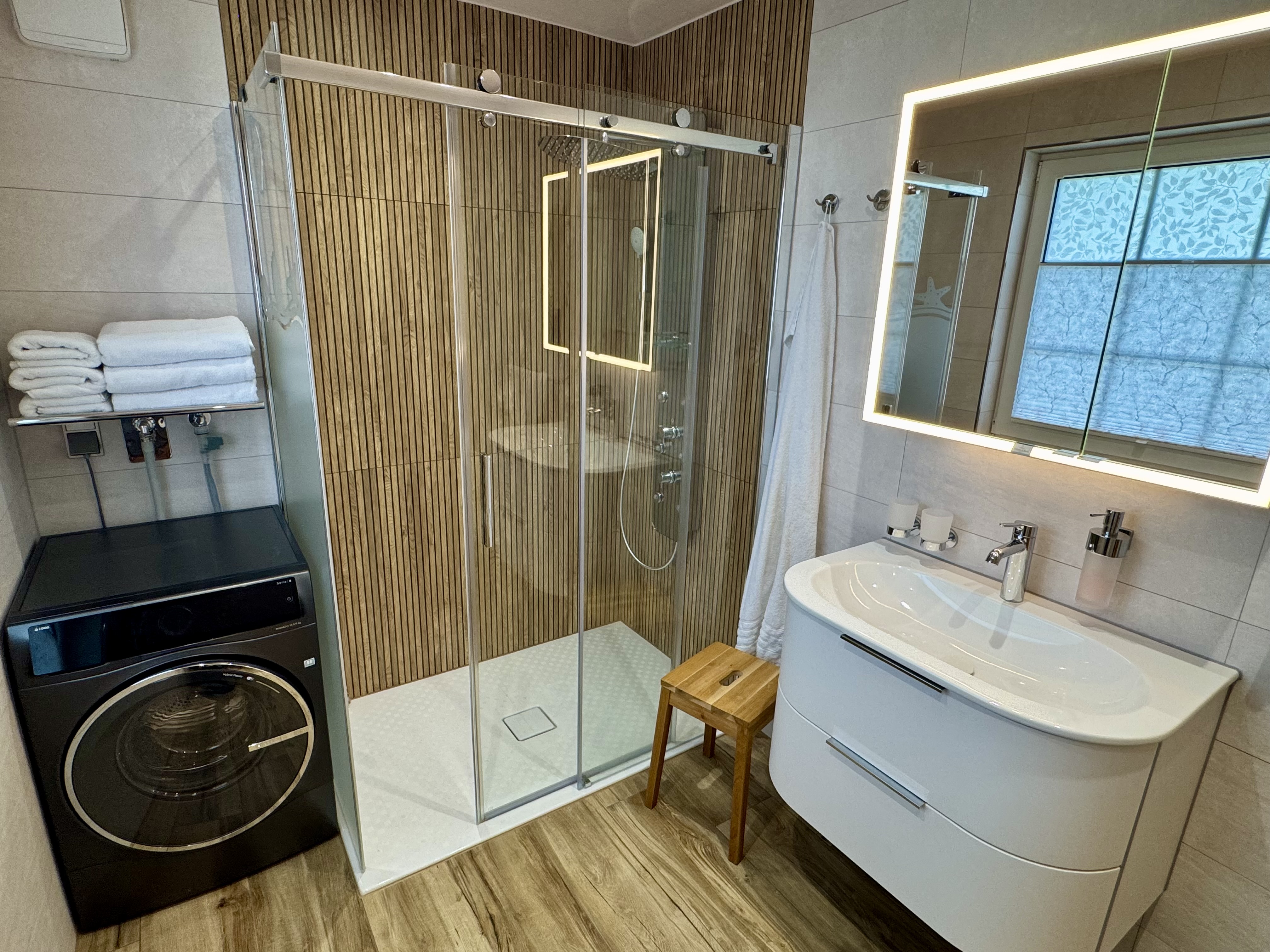 Badezimmer mit bodengleicher Regendusche