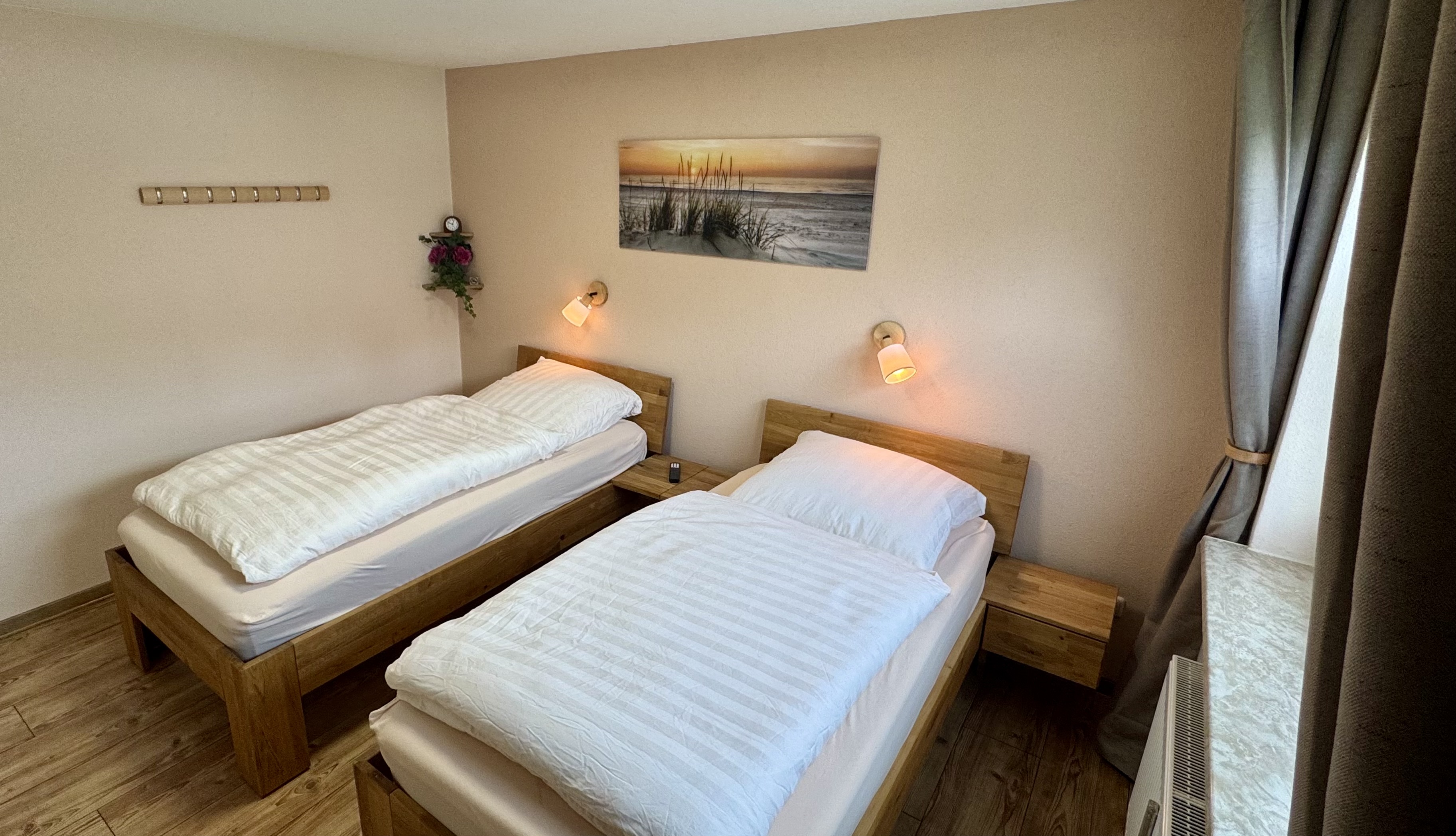 Großes Schlafzimmer mit zwei Einzelbetten