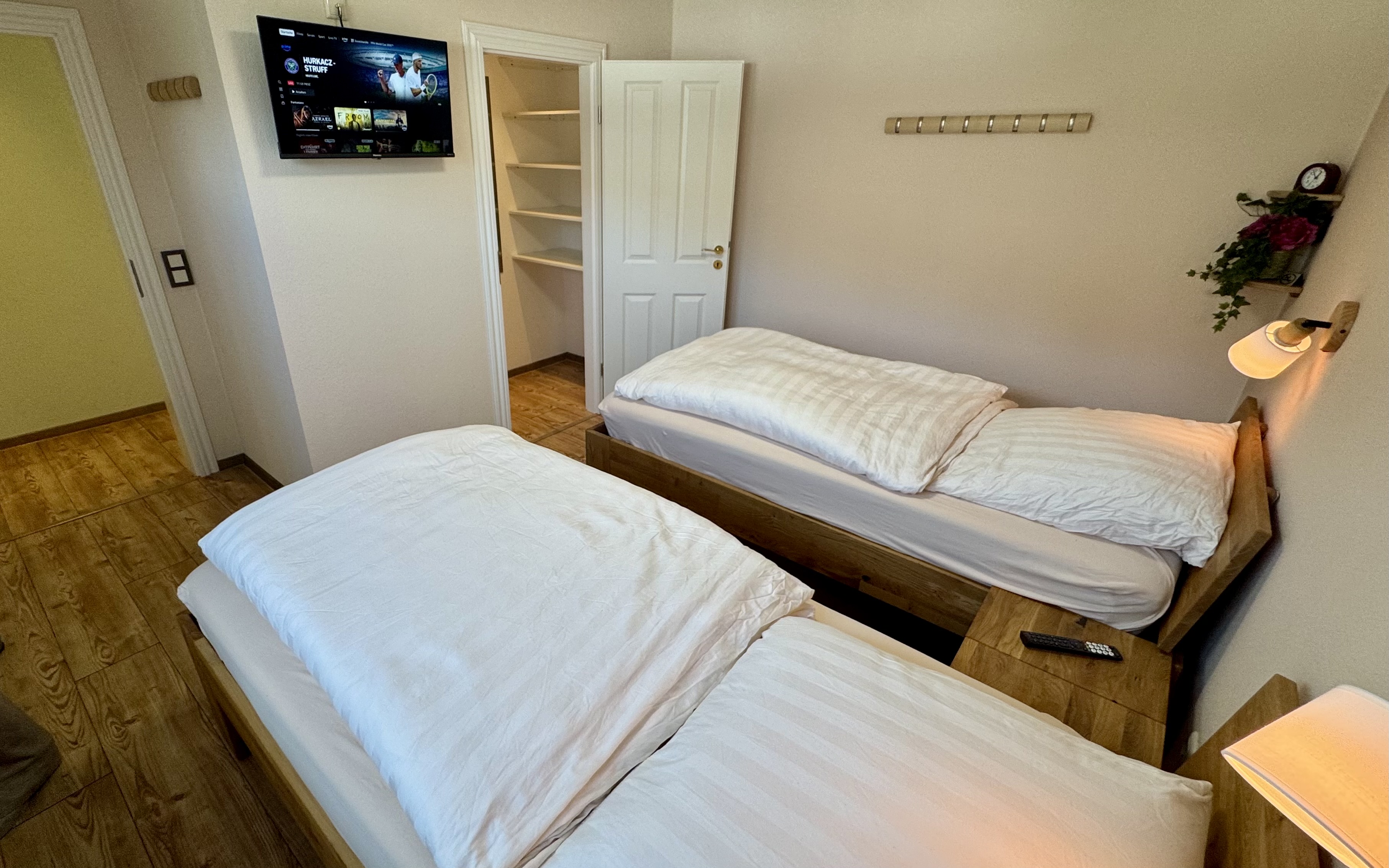 Großes Schlafzimmer mit Wandschrank und Smart-TV