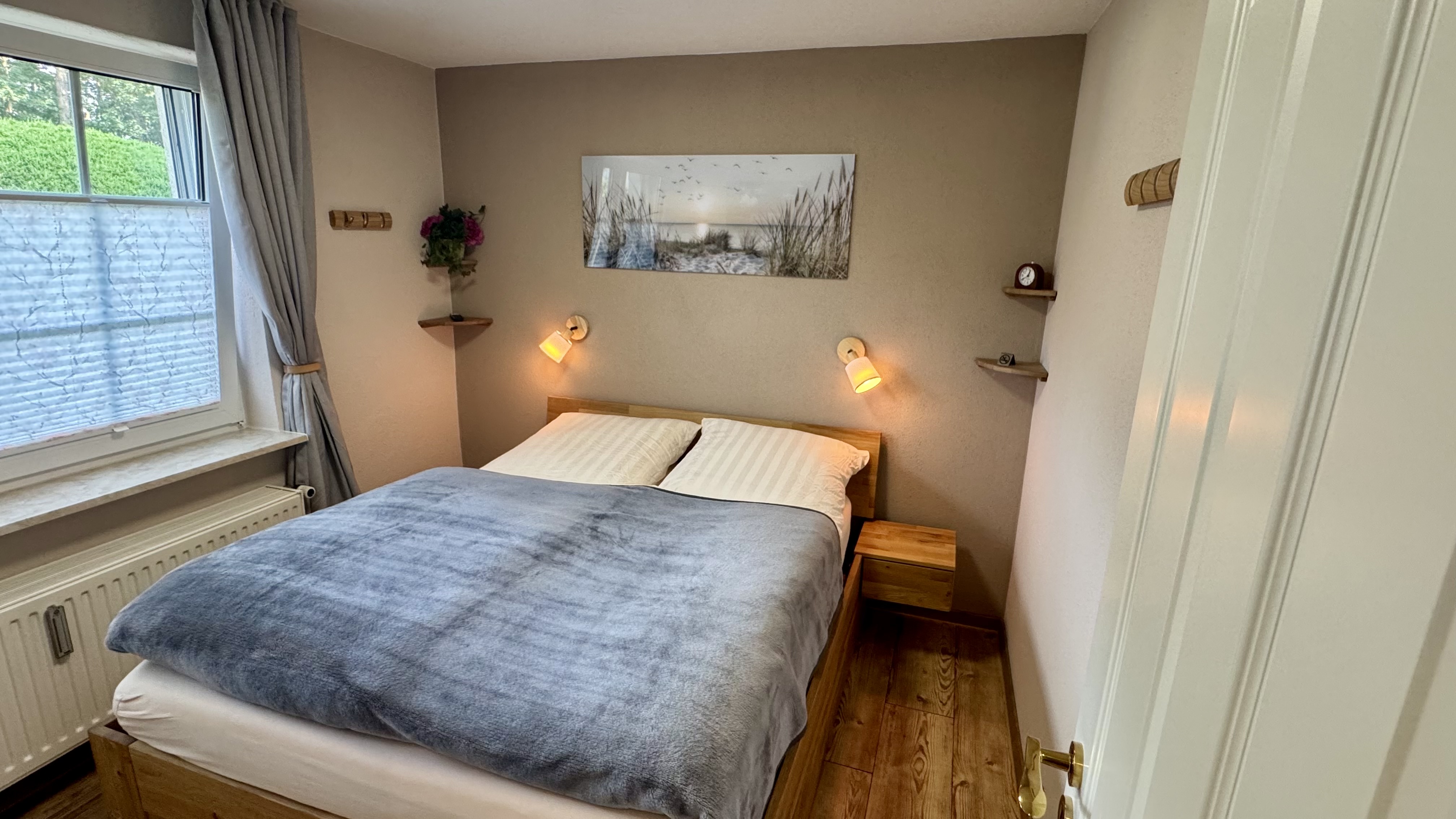 Kleines Schlafzimmer mit Doppelbett
