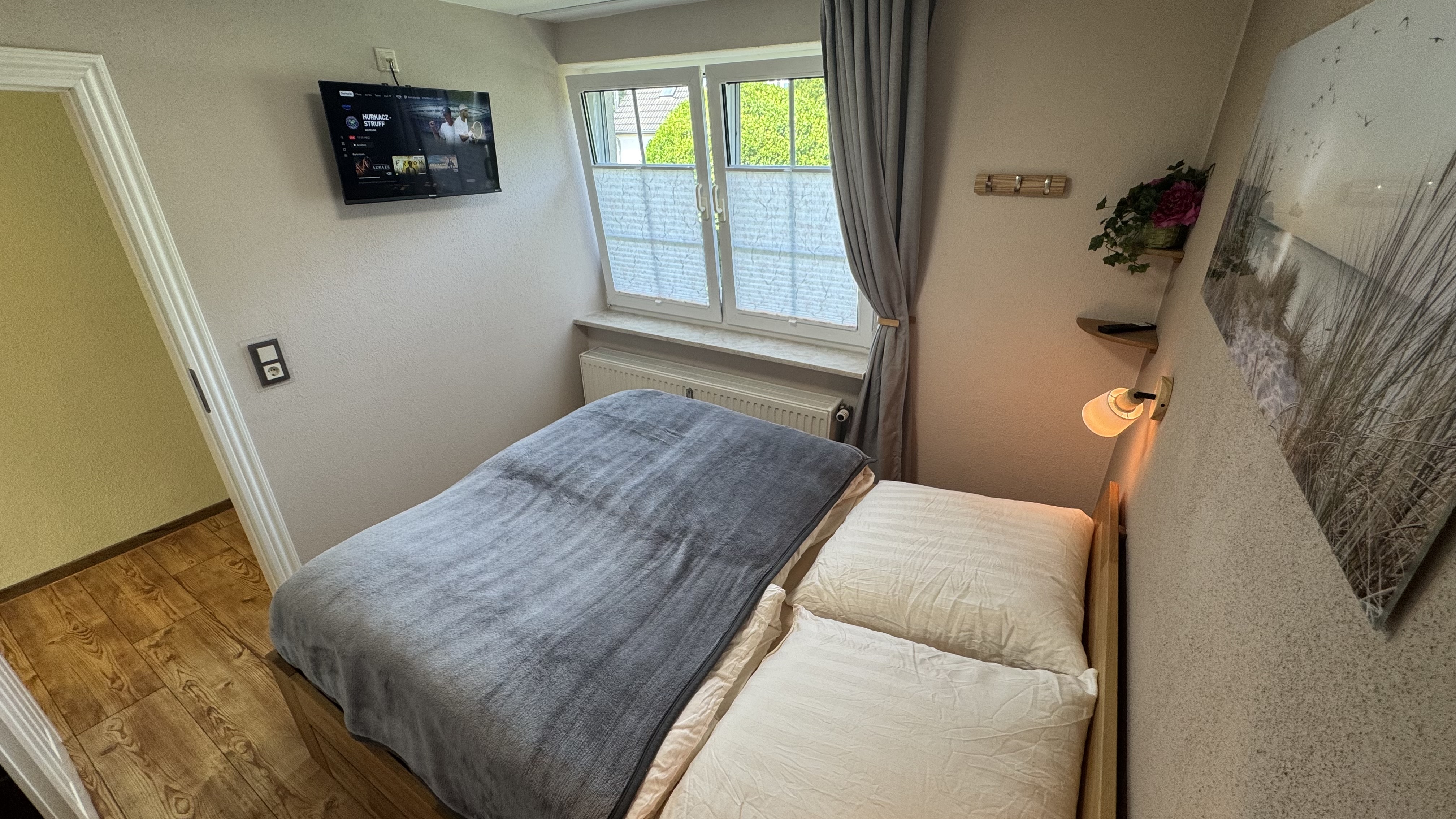 Kleines Schlafzimmer mit Smart-TV