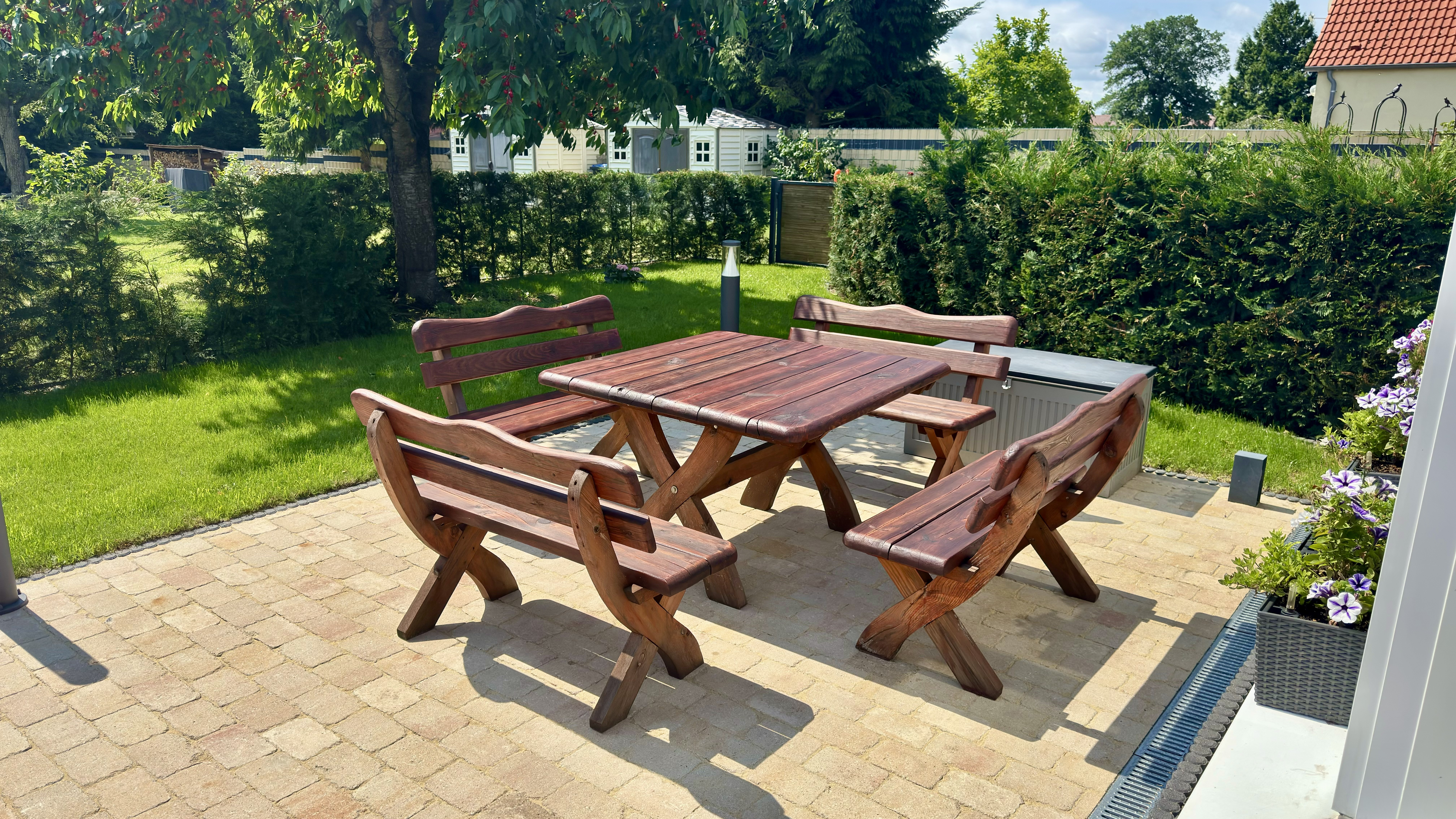 Terrasse mit Echtholz-Sitzgruppe