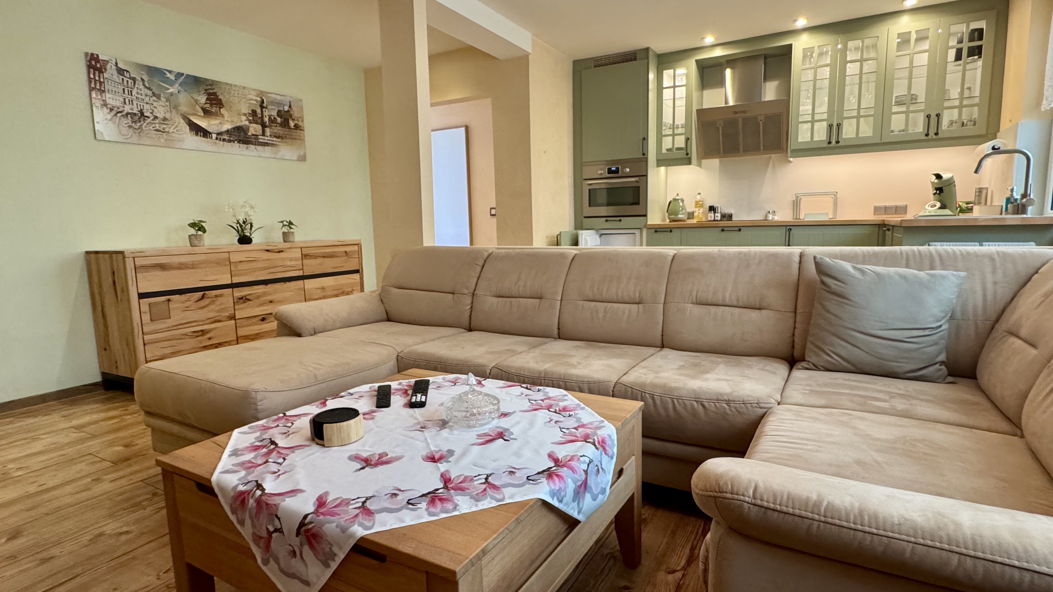 Wohnzimmer und offene Landhausküche